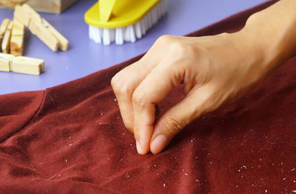 پاک کردن پرز دستمال کاغذی از روی انواع لباس