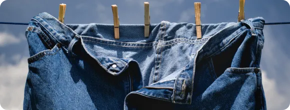 خشک کردن شلوار جین در هوای آزاد